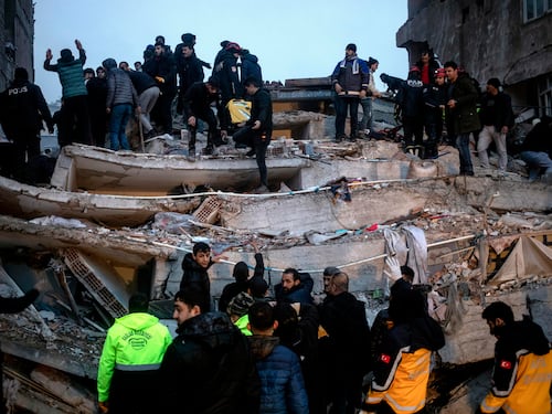 La guerra, le sanzioni, il terremoto. Il dramma di un Paese distrutto