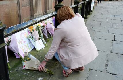 Attentato a Manchester, gli omaggi per le 22 vittime 19