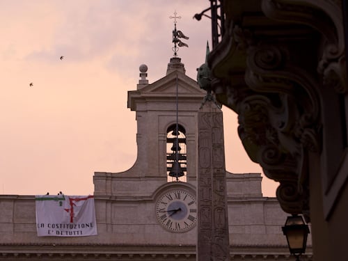 Occupazione del tetto della Camera, sospesi per 5 giorni 12 deputati M5S