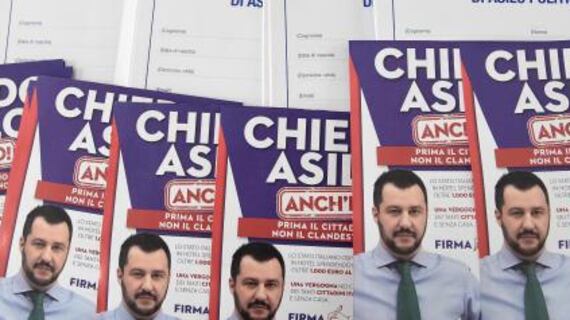 Puglia, volantini per "Noi con Salvini" distribuiti da migranti: "Siamo pagati 25 euro per otto ore di lavoro"