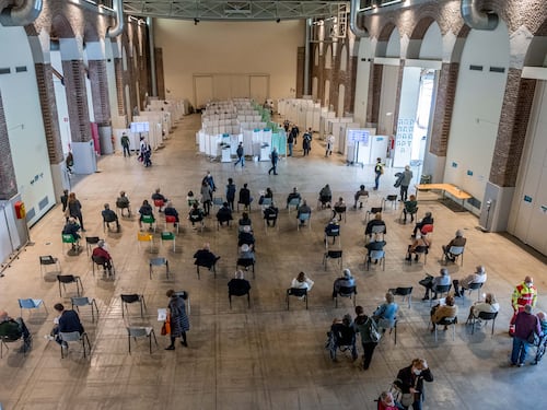 Sfida Lombardia: "Con 100mila dosi campagna finita già a inizio luglio"