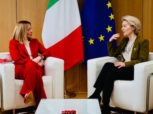 "Interventi urgenti su settore auto e prezzi energia". Il messaggio di Meloni a von der Leyen
