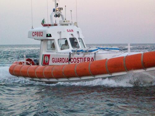 Spari contro Guardia costiera: rubato un barcone dalla Libia