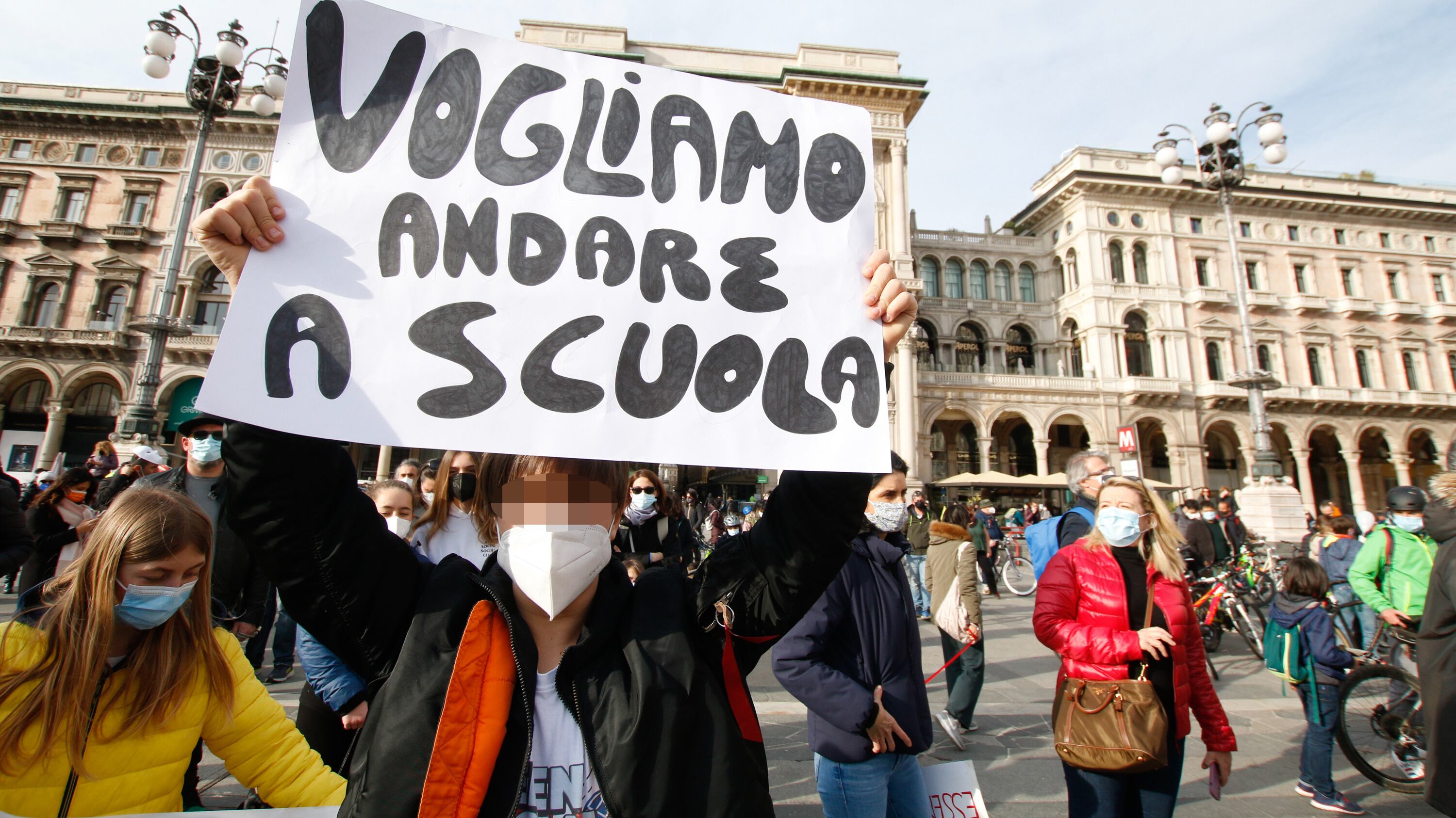 C'è lo sciopero della Dad. Il ministro Bonetti apre. "Dopo Pasqua in classe"