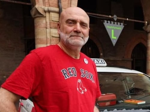 Tassista lancia una campagna contro i No-Pos. Esce per andare al lavoro, trova 3 ruote a terra