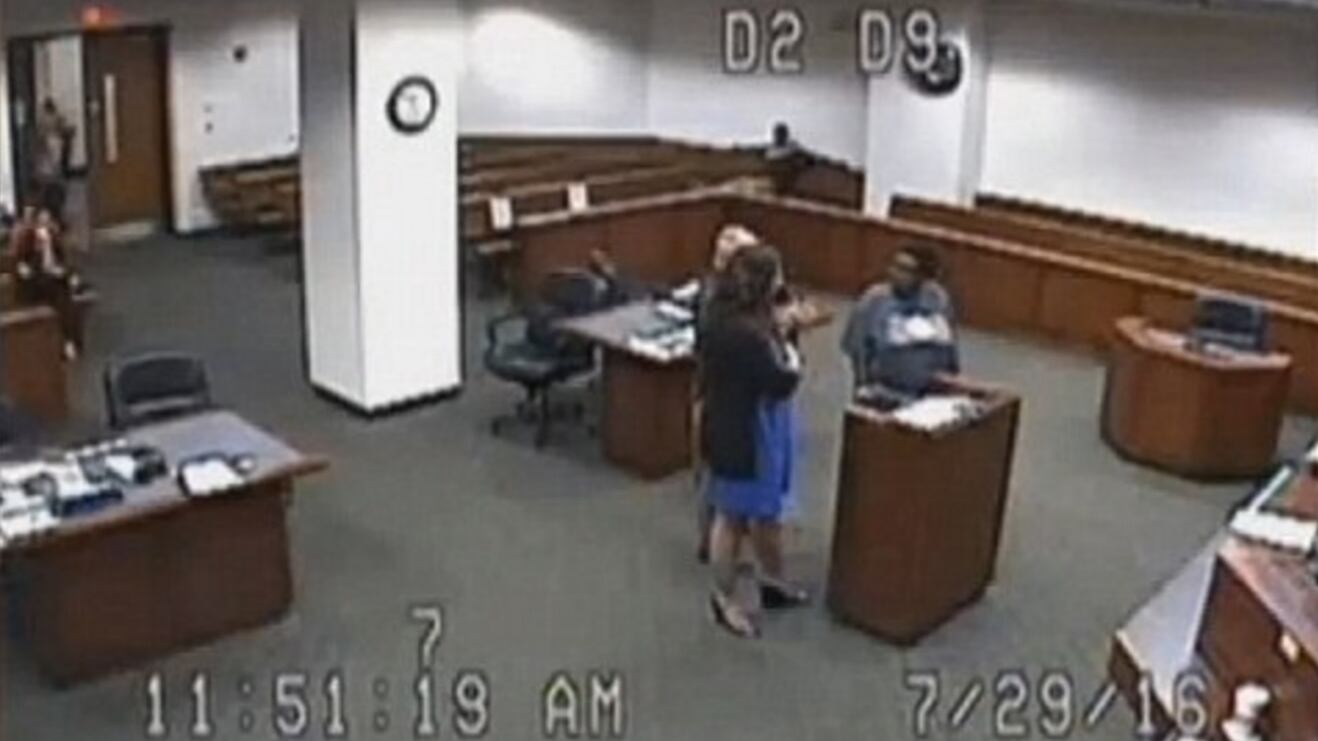 Usa, umiliata afroamericana: in aula senza pantaloni