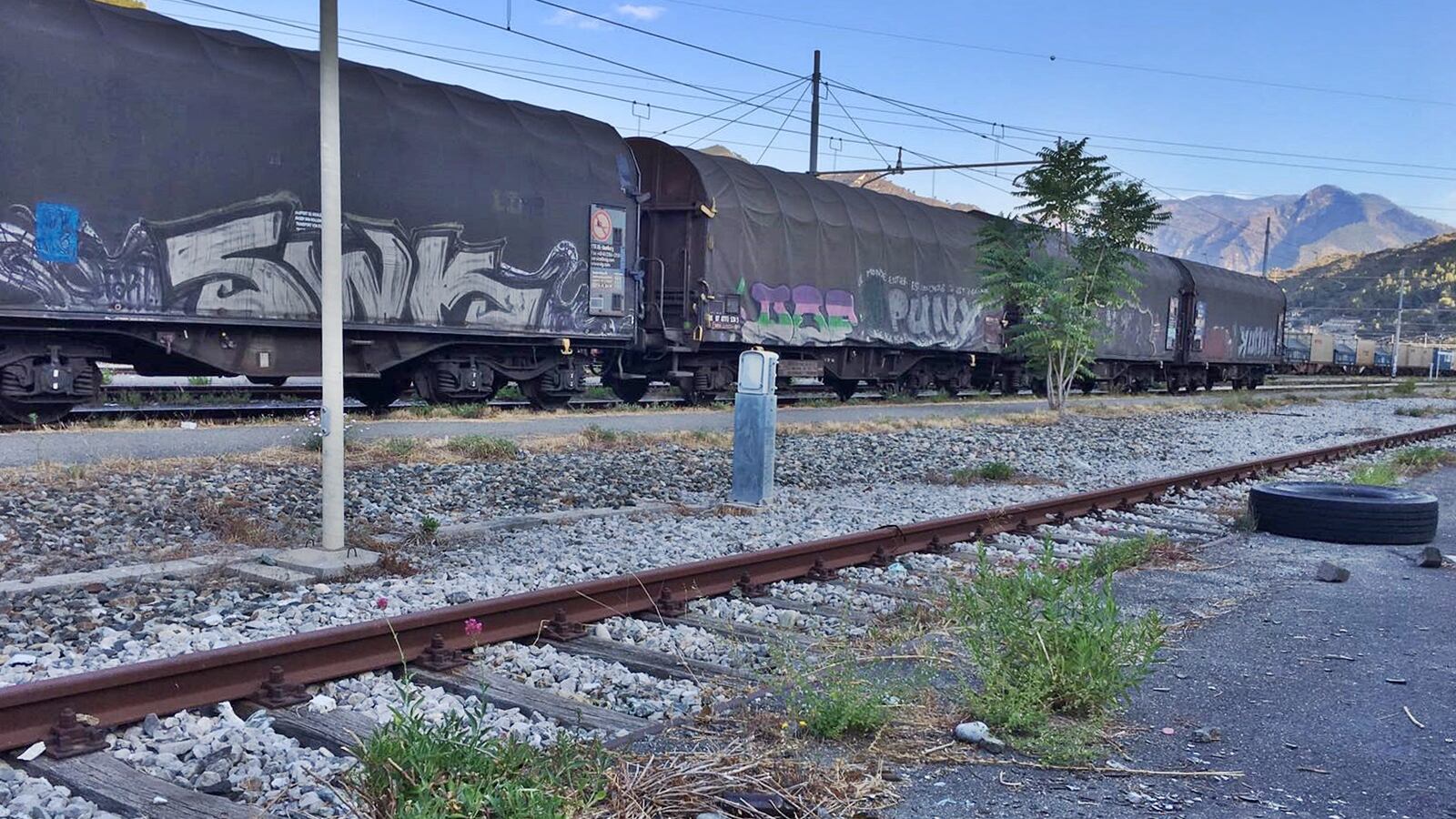 Ventimiglia, migranti assaltano treno merci diretto in Francia