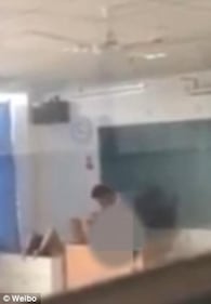 Sesso sulla cattedra tra  docente e studentessa 3