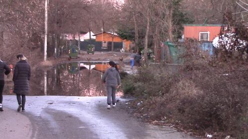Il degrado nel campo di via Idro a Milano 3