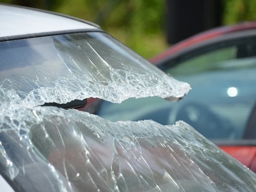 Trapani, nigeriano aggredisce con masso brigadiere e famiglia in auto