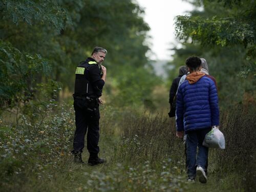 Migranti, la Polonia "blinda" i confini contro i respingimenti tedeschi e militarizza la frontiera lituana