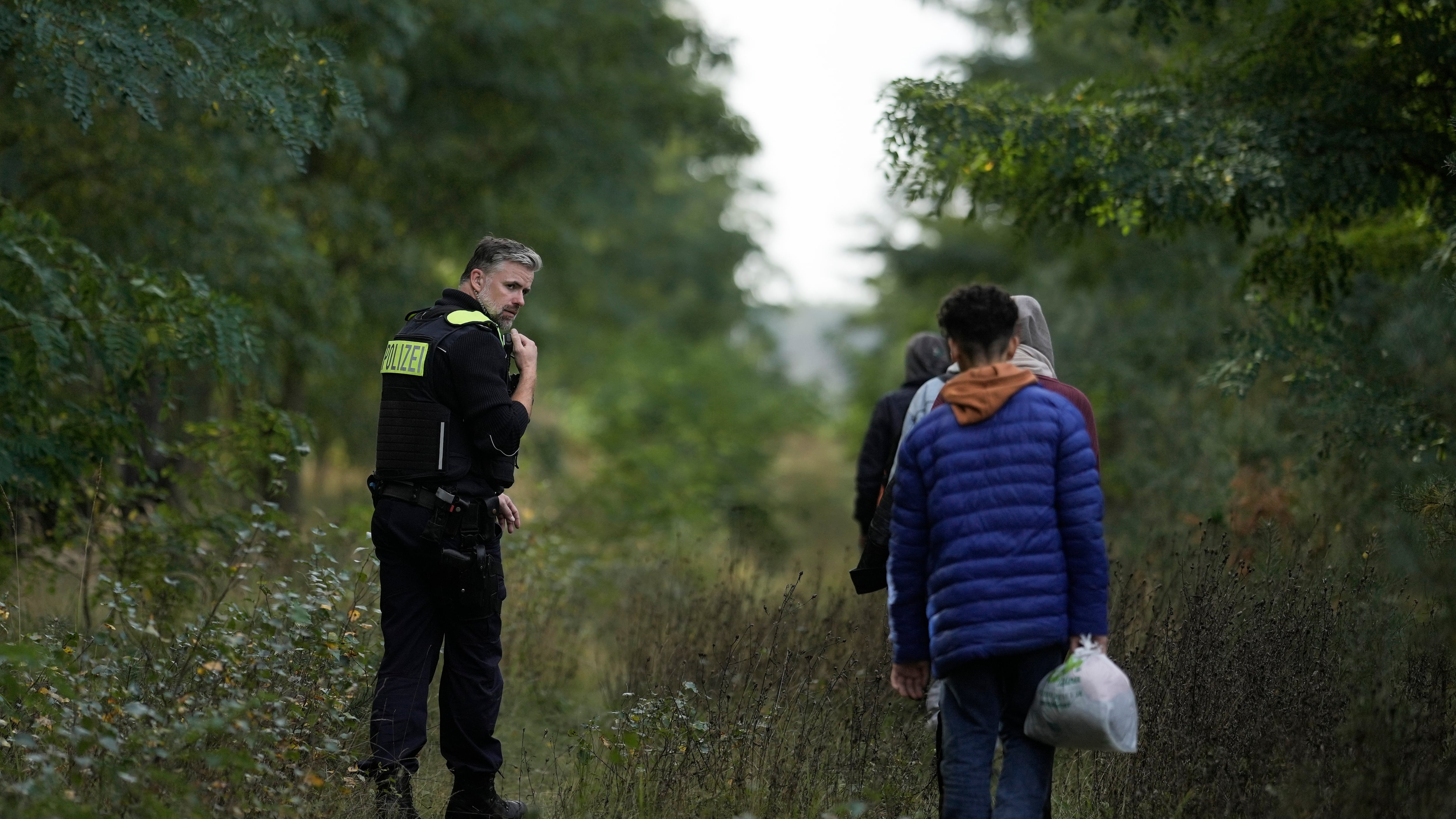 Migranti, la Polonia "blinda" i confini contro i respingimenti tedeschi e militarizza la frontiera lituana