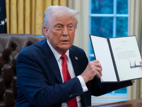 "Via gli uomini dalle gare femminili". Trump firma lo stop alle atlete trans