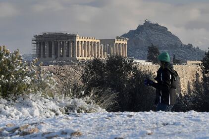 Neve ad Atene, il Partenone imbiancato 1