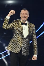 Sanremo 2024: ecco il look della terza serata del Festival dI conduttore, co-conduttrice e ospiti 10