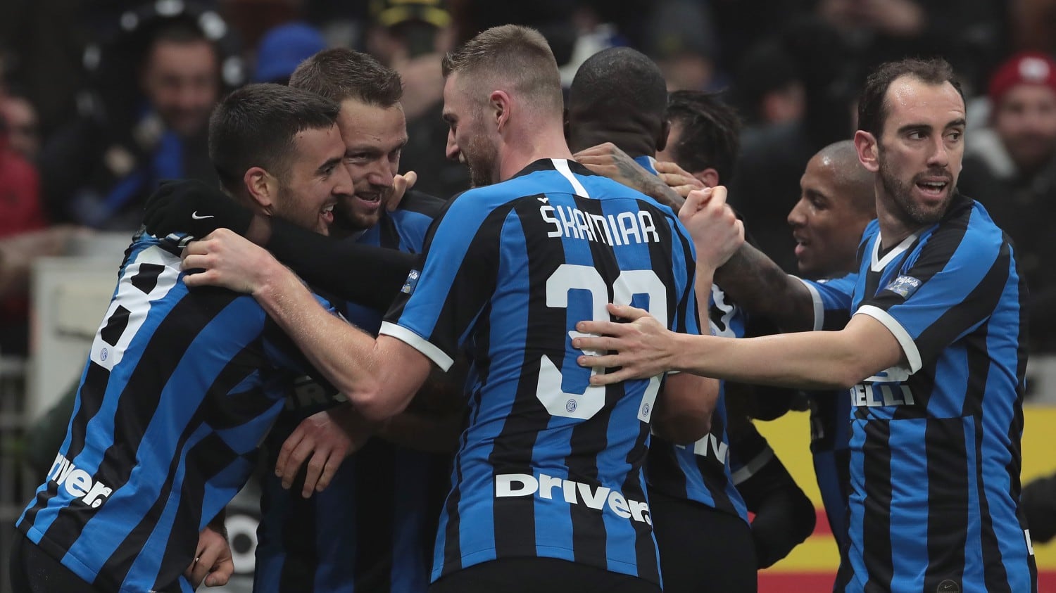 L'Inter ribalta il Milan da 0-2 a 4-2: nerazzurri primi in classifica