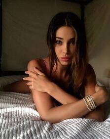 Belen Rodriguez sexy in costume giallo 3