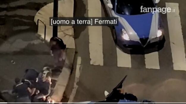 Calci e pugni ai due rapinatori. La procura indaga sugli agenti