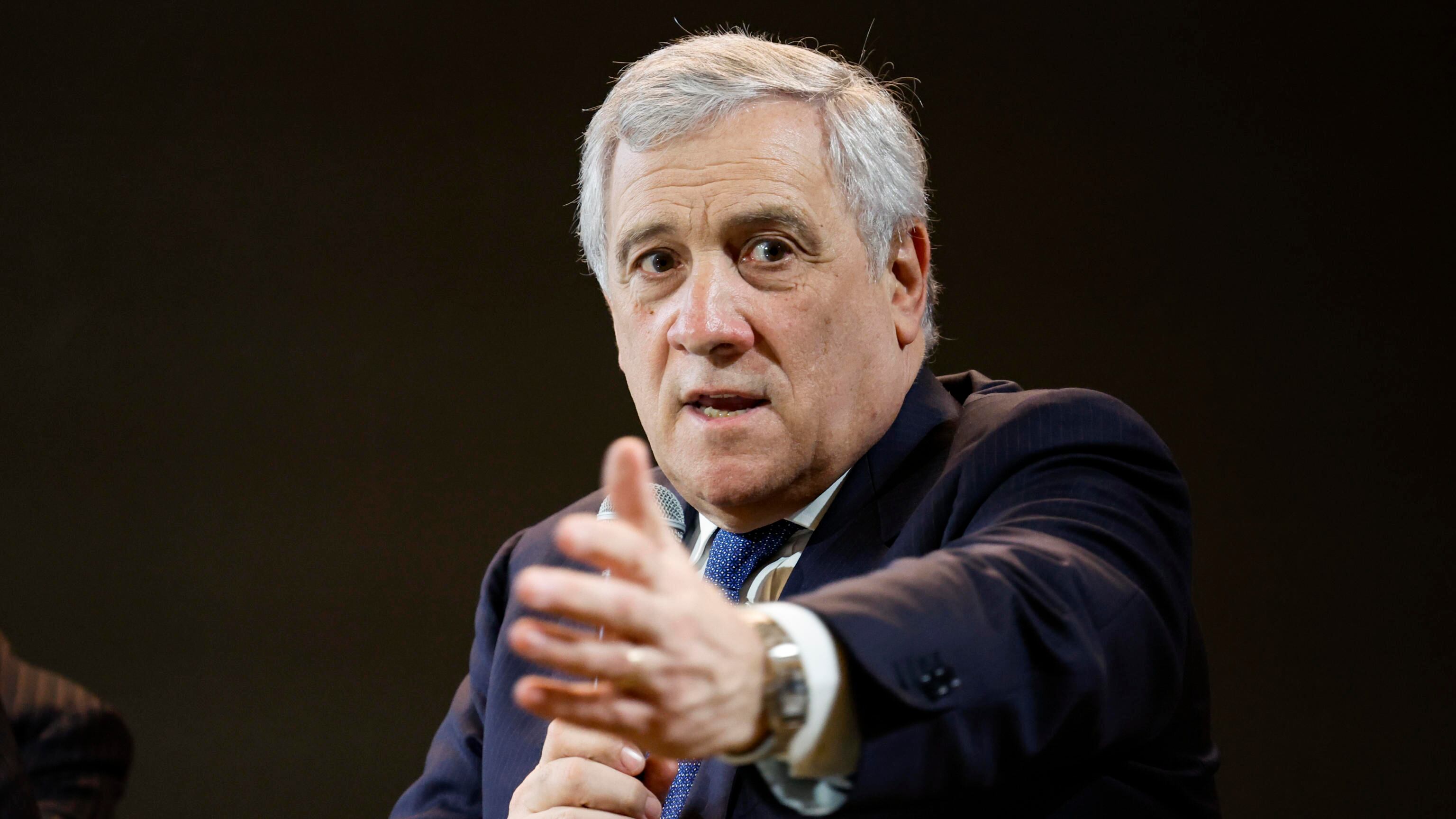 Forza Italia pronta a intercettare i dem in fuga. Tajani: "Lascia spazio ai moderati come noi"