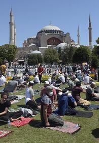 Islamici radunati attorno a Santa Sofia 1