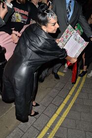 Look nuovo di Lady Gaga con seno in vista  2