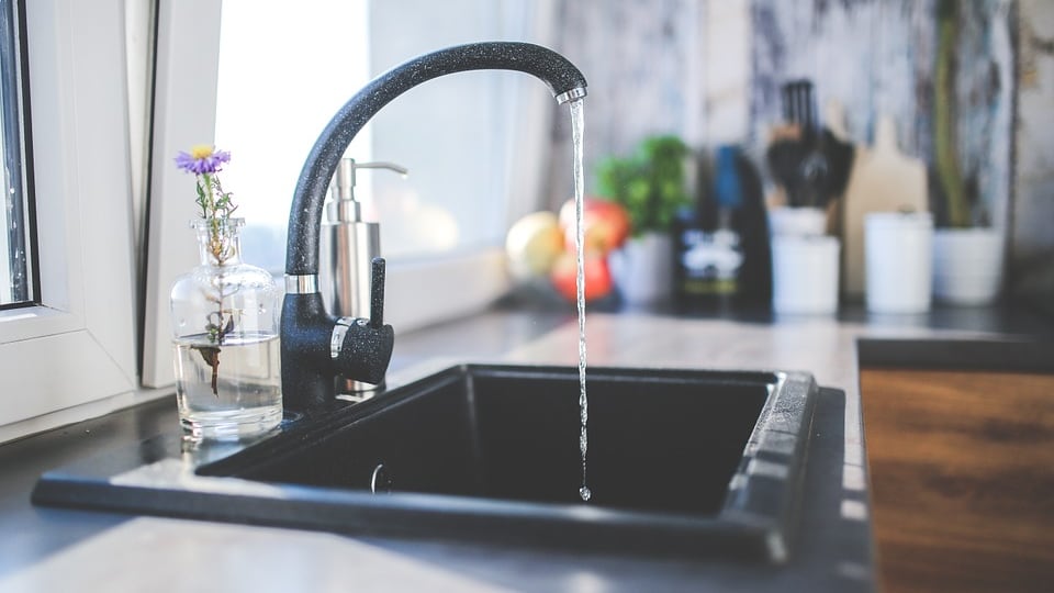 Una perdita d'acqua costa cara alla pensionata: bolletta record da 22mila euro