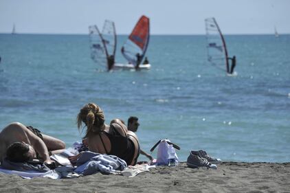 Voglia di mare: a Ostia si torna già in spiaggia 6