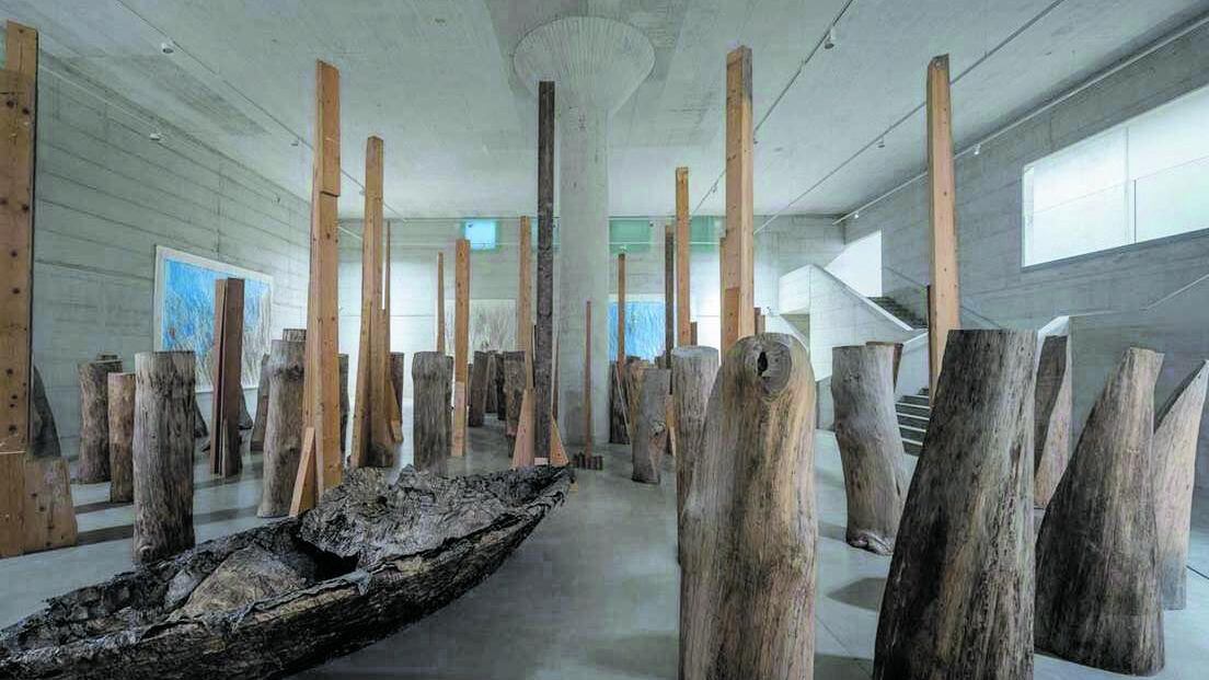 Il bosco magico creato da Mario Ceroli in mostra a Palazzo Citterio