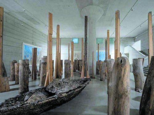 Il bosco magico creato da Mario Ceroli in mostra a Palazzo Citterio