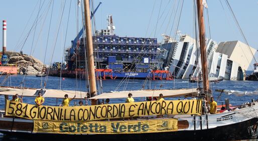 Blitz di Legambiente davanti alla Costa Concordia 3