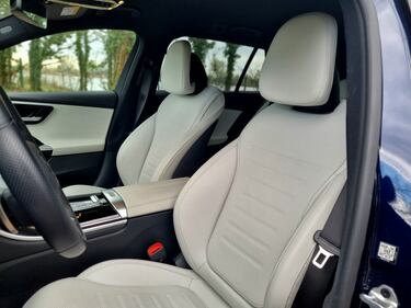 Mercedes Classe C 300e: le foto del plug-in della Stella 17