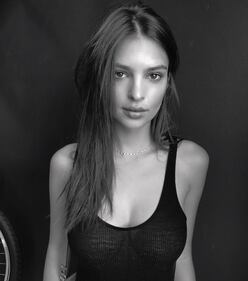 Emily Ratajkowski, lato b bollente sui social 8