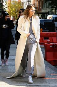Gigi Hadid nuda sul cavallo 41