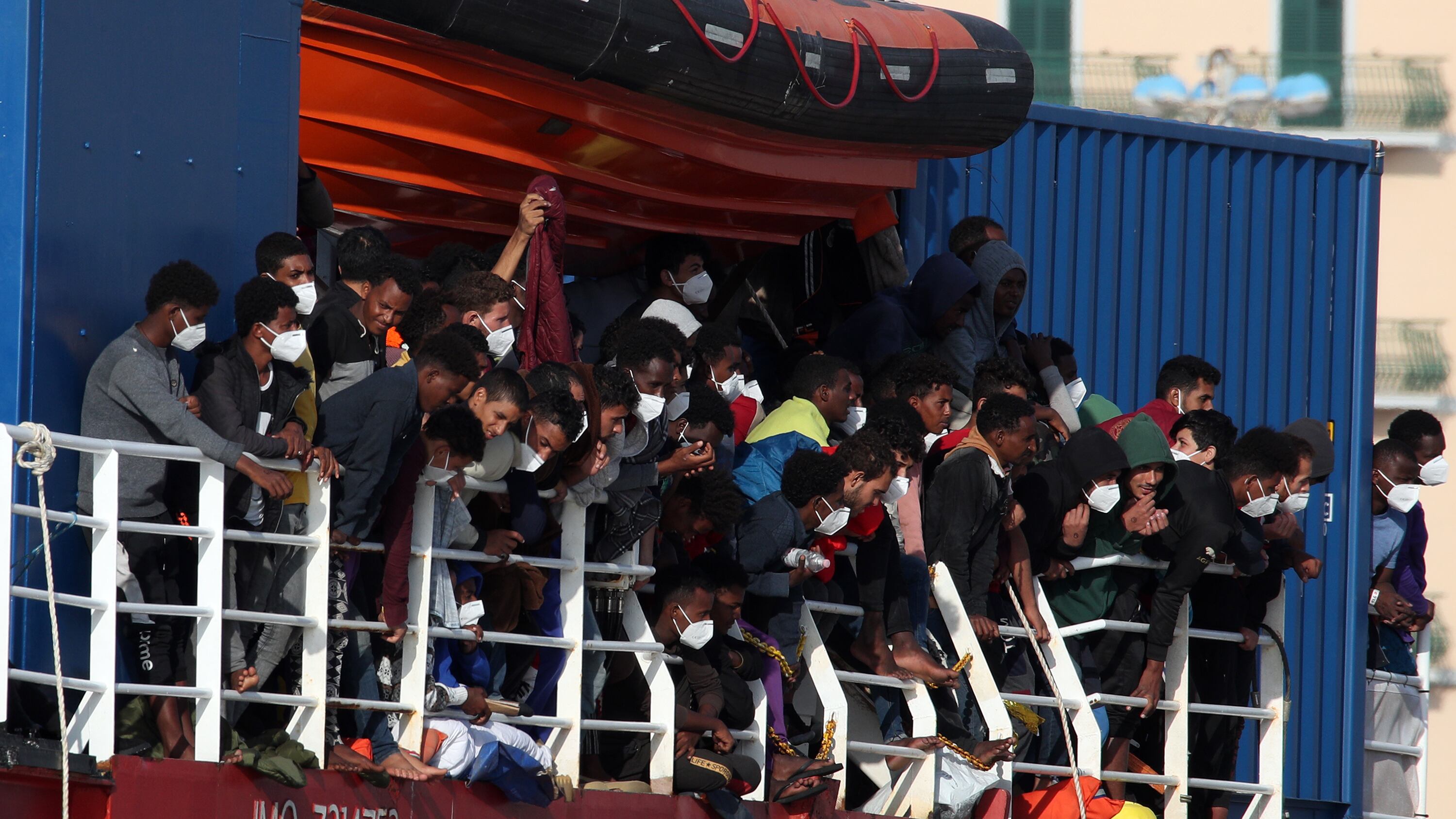 "L'Italia non può mandarla in porti lontani". E la Ong cerca 3mila finanziatori per la nuova nave