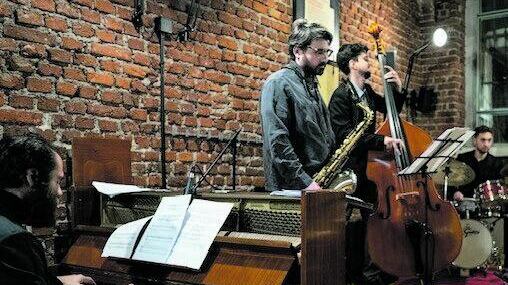 Il contrabbasso di Jaromir Rusnak al "Rito del jazz" della Cascina Cuccagna
