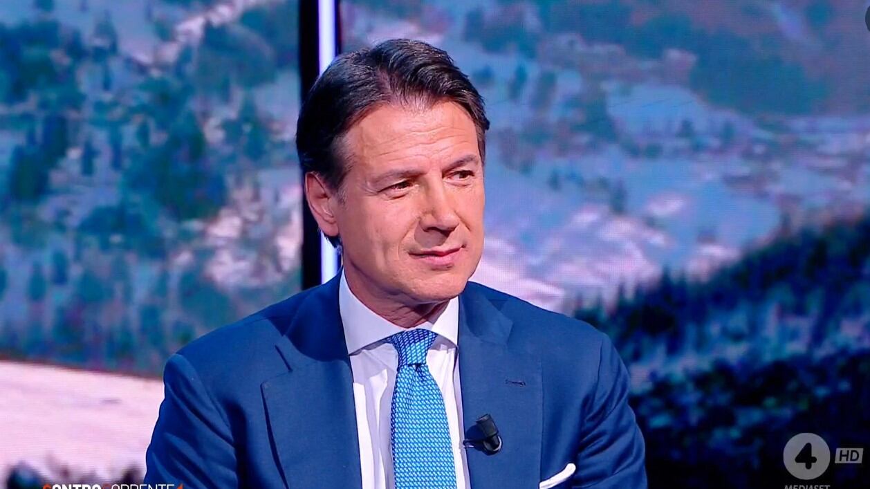 "Non devo giustificarmi". Conte in imbarazzo sulle vacanze a Cortina