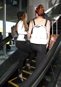 Bella Thorne sexy in aeroporto a Los Angeles 15