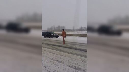 Uomo nudo in autostrada 2