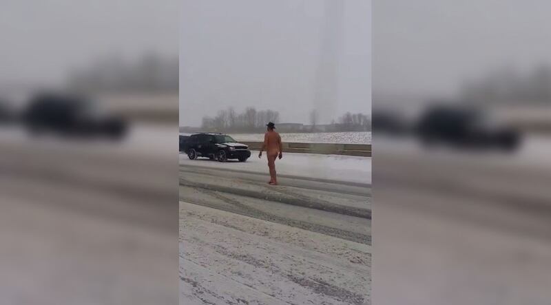 Uomo nudo in autostrada 2
