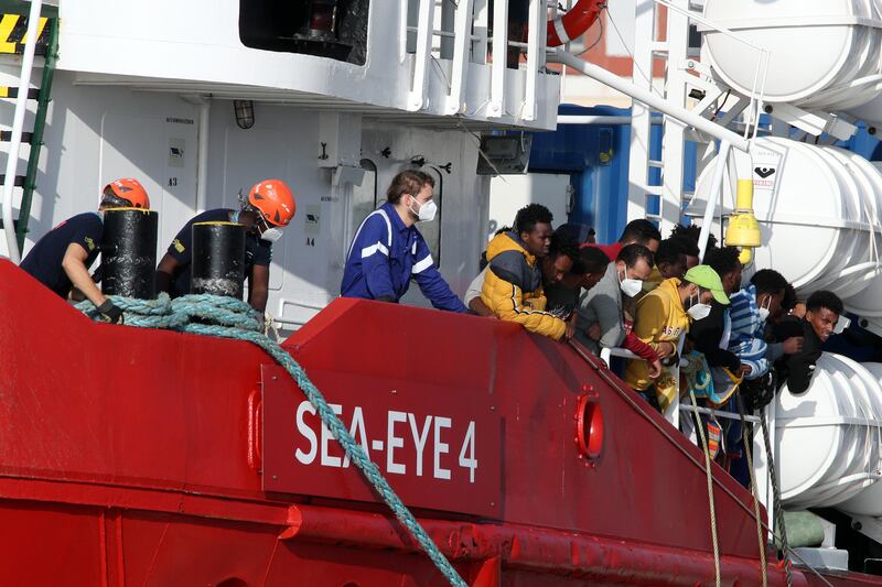 Sea Eye 4 al porto di Trapani: ecco le immagini dello sbarco 1