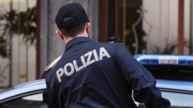Nello zaino cinque smartphone e un pc: preso 29enne della Guinea