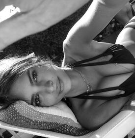 Emily Ratajkowski, scollatura hot su Instagram 12