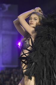 Bella o Gigi? Le sorelle Hadid stregano la sfilata di Victoria's Secret 10