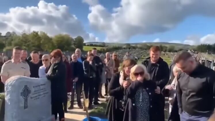 "Toc toc, mi sentite?": il morto bussa dalla bara durante il suo funerale