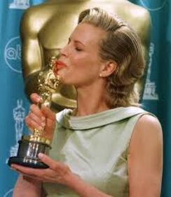 Kim Basinger: dopo lo strip tease più sexy torna sul set 22