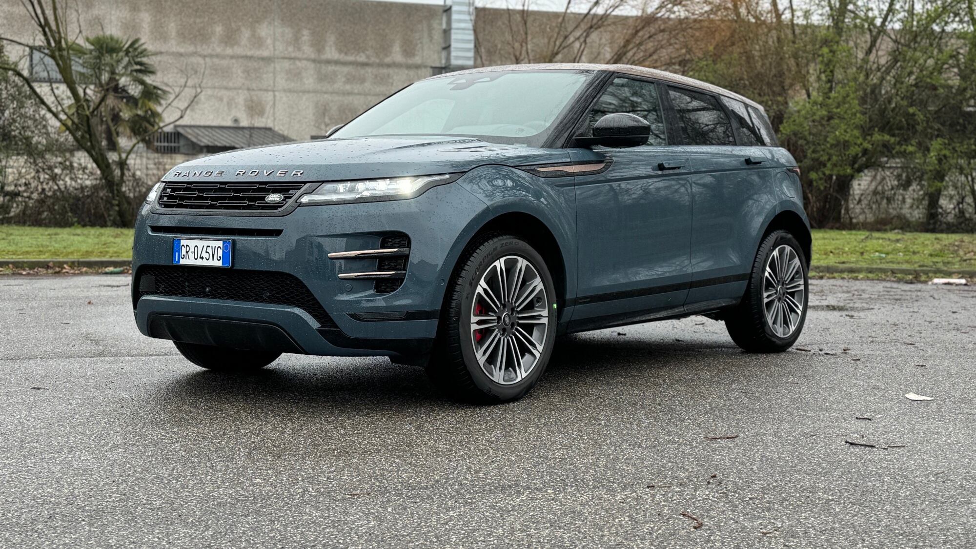 Range Rover Evoque 2024: si alza la qualità e il comfort è da 10 e lode, anche plug-in