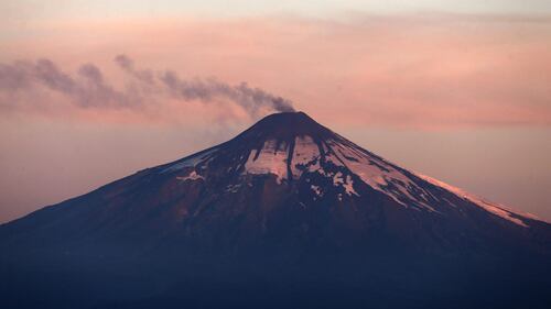 Cile, allerta "arancio" per il vulcano Villarrica 9