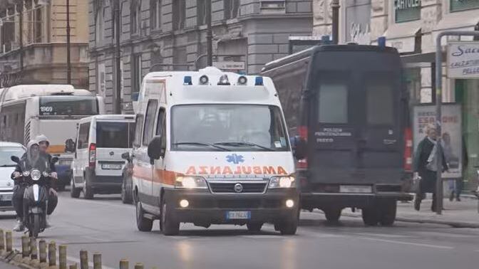 Tiktokers in ambulanza per un'inaugurazione: la triste trovata a Napoli