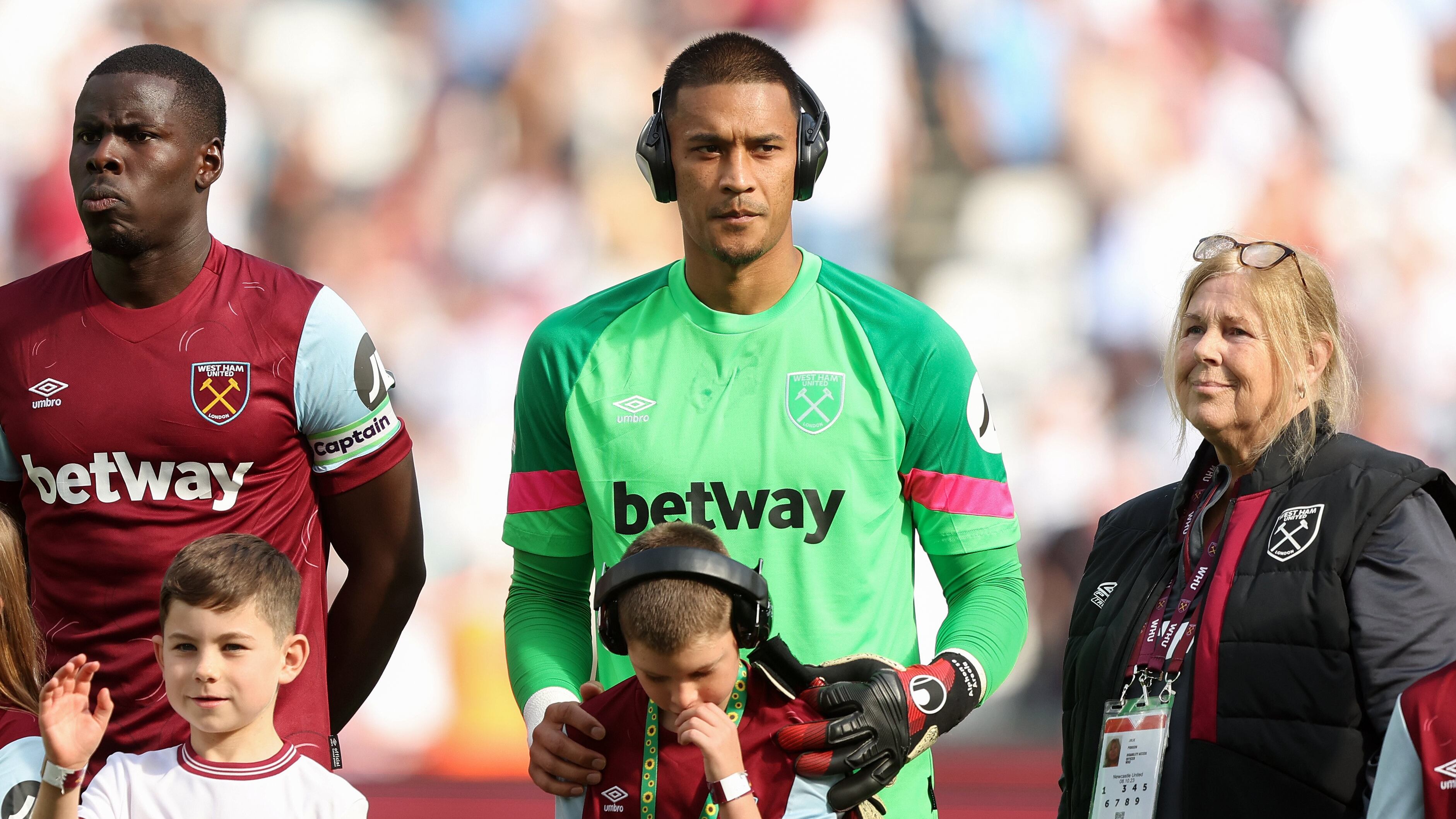 Ecco perché il portiere del West Ham è sceso in campo con le cuffie