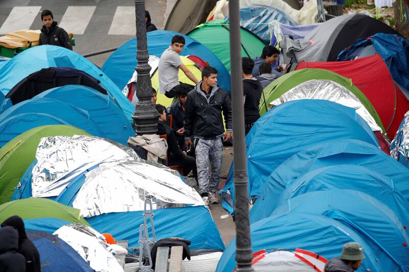 Parigi invasa dai migranti 16